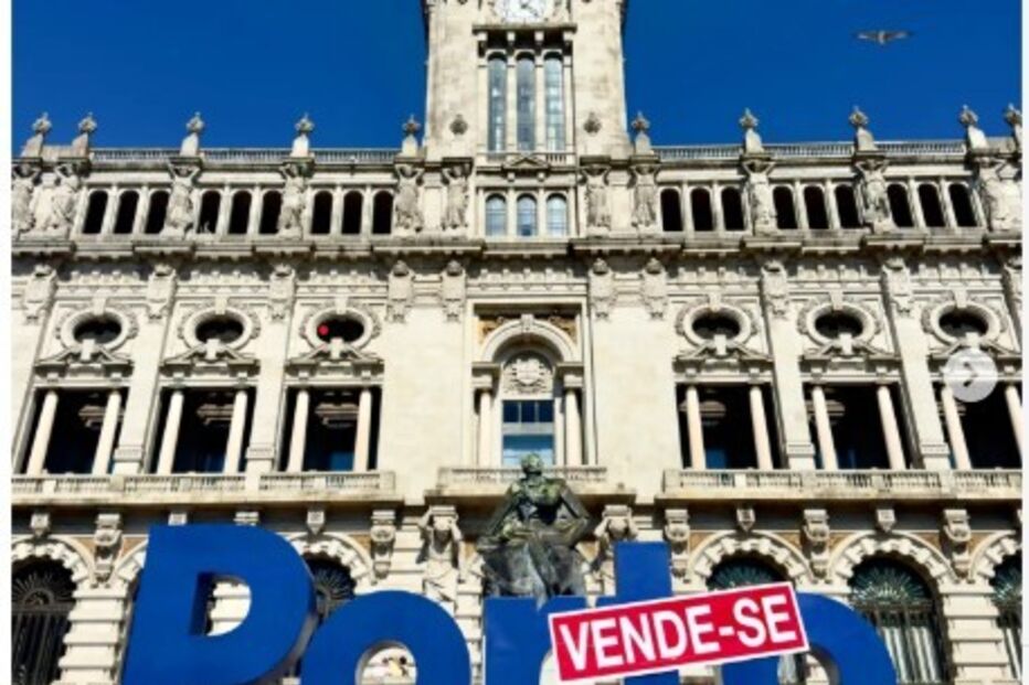 Bordalo II instala placa 'Vende-se' no letreiro em frente à Câmara do Porto