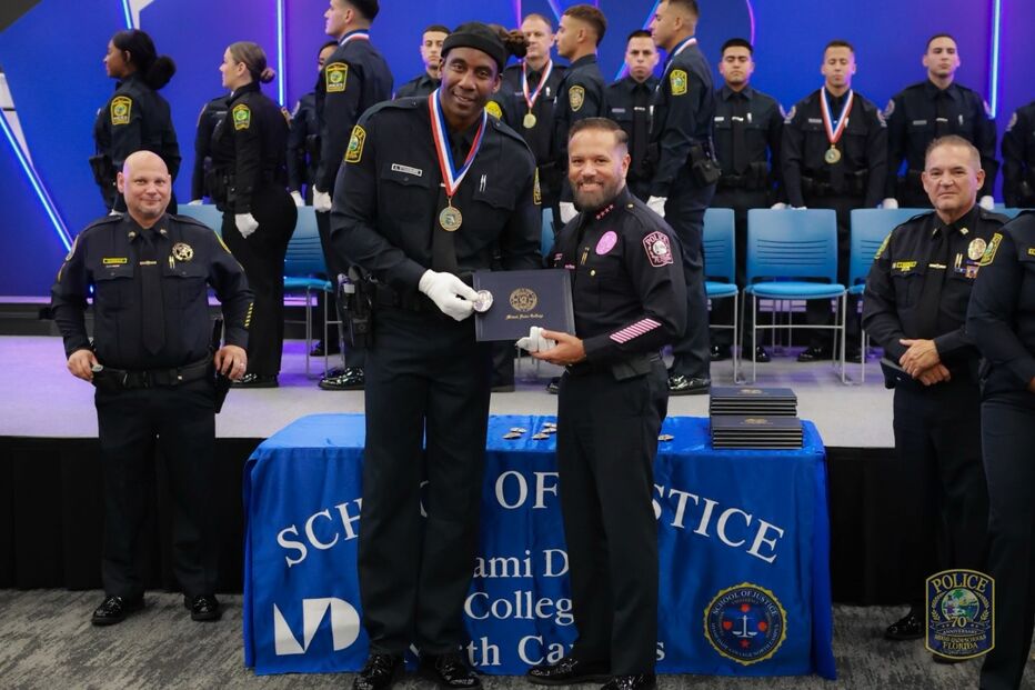 Um antigo jogador da NBA ingressa na academia de polícia de Miami