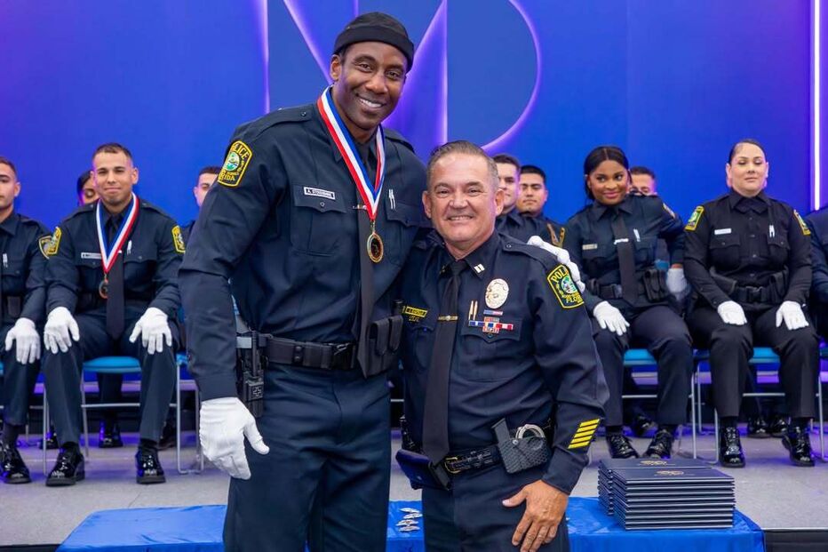 Antigo jogador da NBA torna-se agente da polícia em Miami