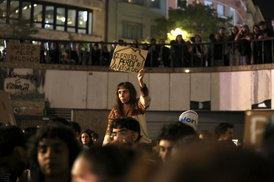 Praça D. João I volta a ser palco de tensão: Centenas reúnem-se em protestos pela habitação