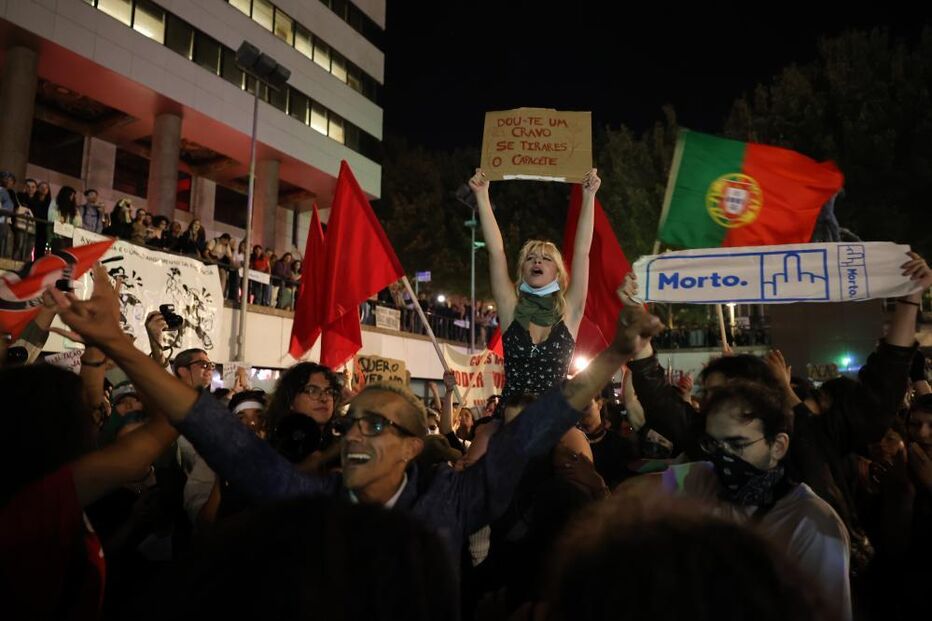 Praça D. João I volta a ser palco de tensão: Centenas reúnem-se em protestos pela habitação