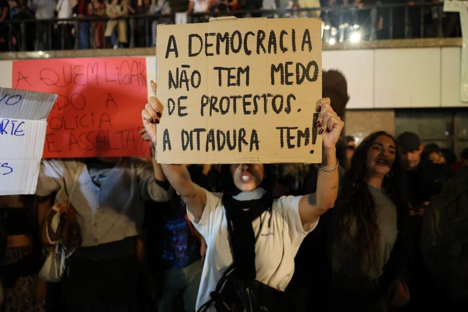 Praça D. João I volta a ser palco de tensão: Centenas reúnem-se em protestos pela habitação