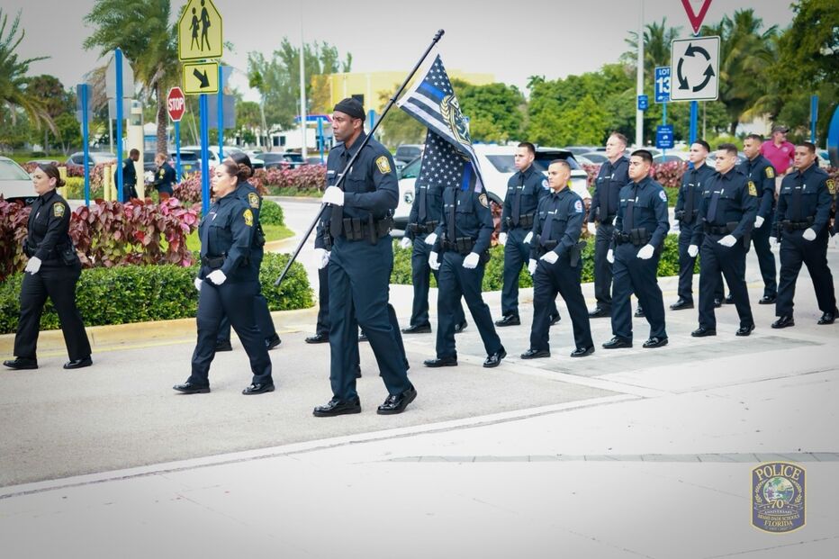 Agentes da polícia desfilam com bandeira