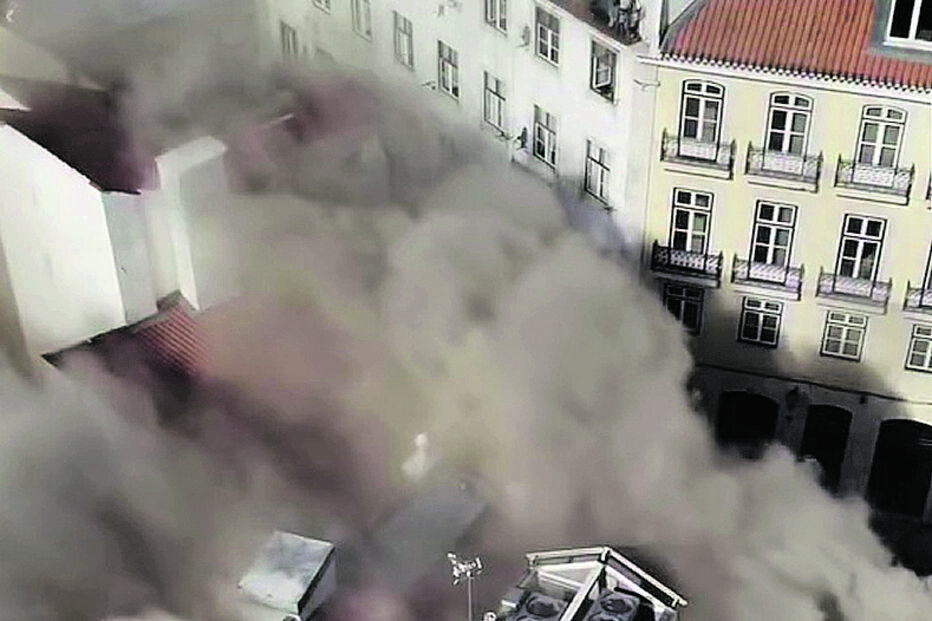 Fogo arrasa prédio de luxo em Alfama e fere bombeiro