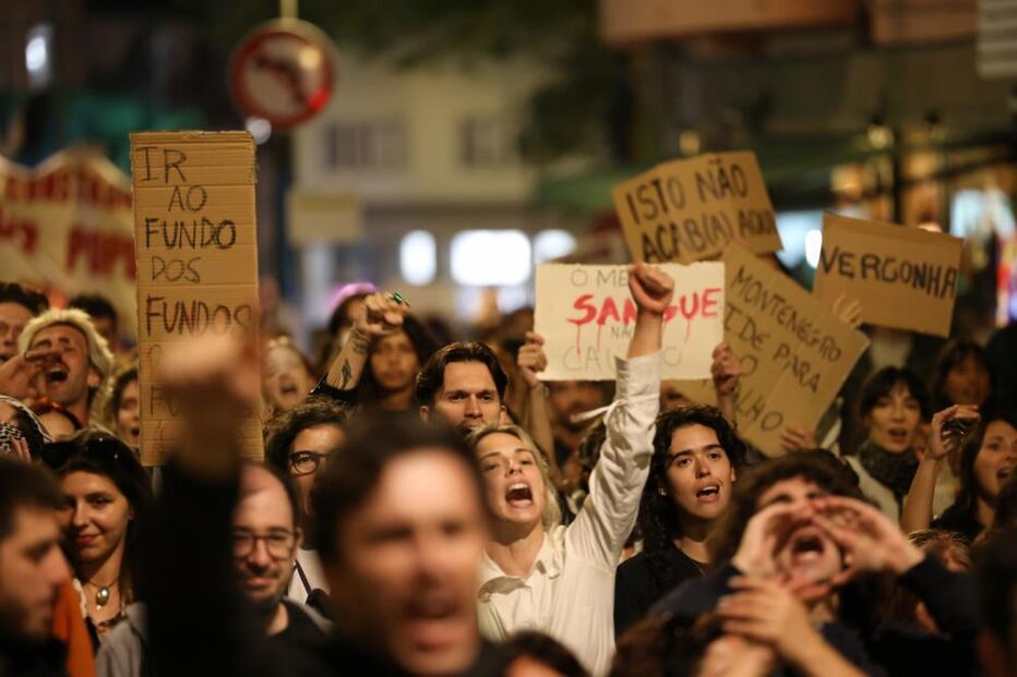 Manifestantes na Praça D. João I 