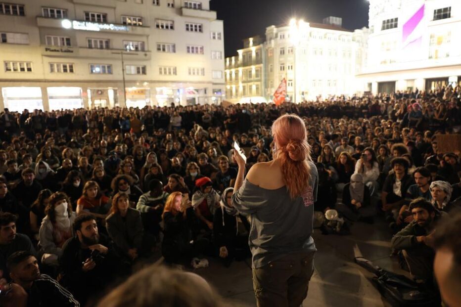 Manifestantes na Praça D. João I 