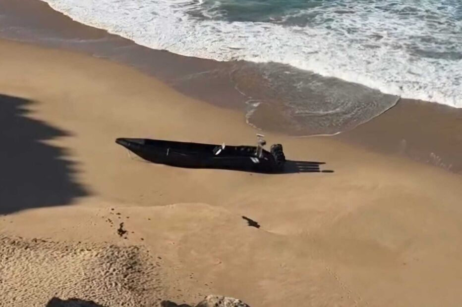 Narcolancha destruída e abandonada em praia de Vila do Bispo