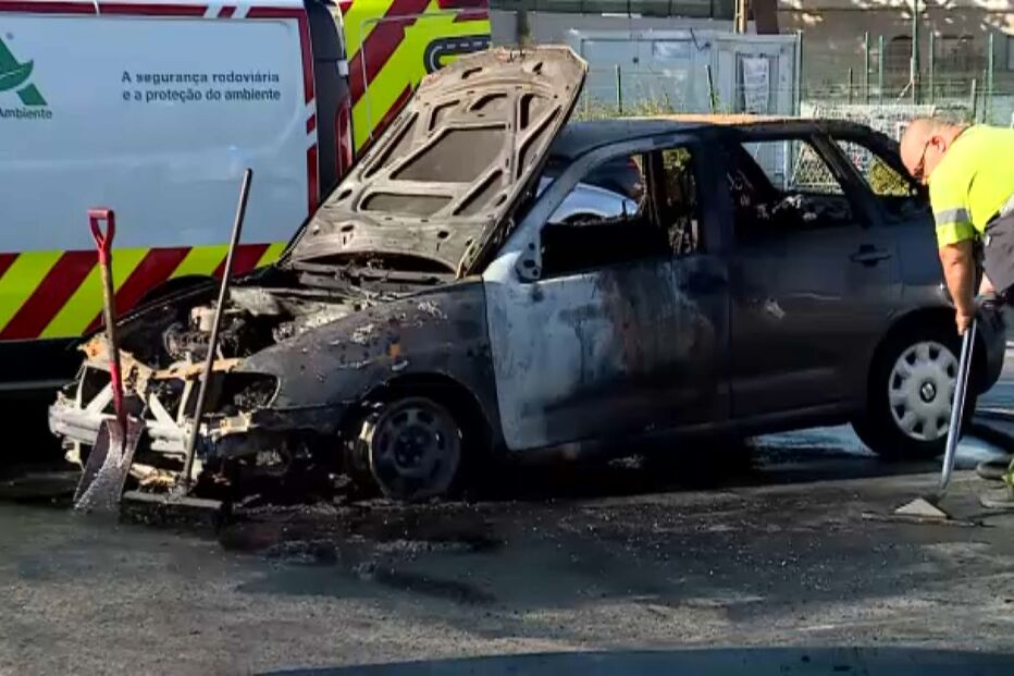 Carros destruídos pelas chamas em parque de estacionamento em Cascais