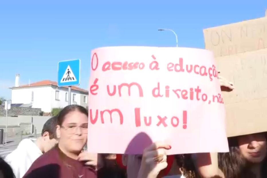 Alunos do Liceu Francês no Porto em protesto 