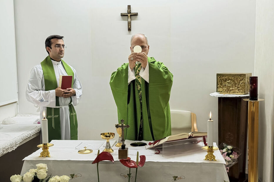 Papa Leão XIV celebra missa no hospital no quarto dia de internamento