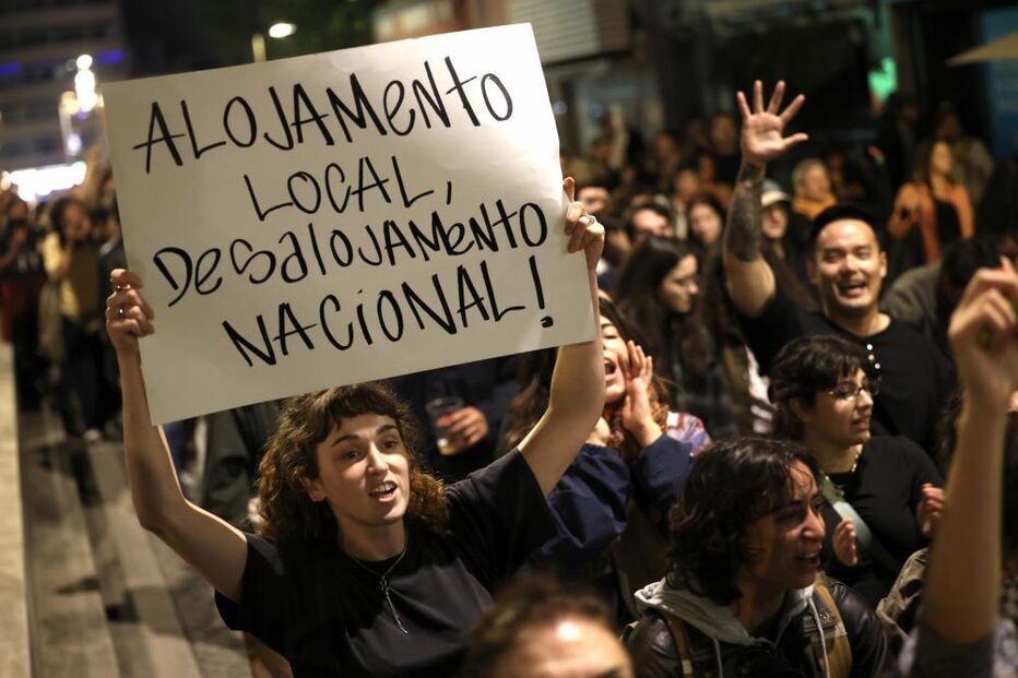 Dezenas de jovens marcam presença na Praça D. João I