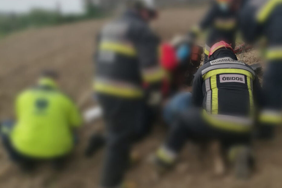 Bombeiros de Óbidos prestam auxílio após acidente com trator