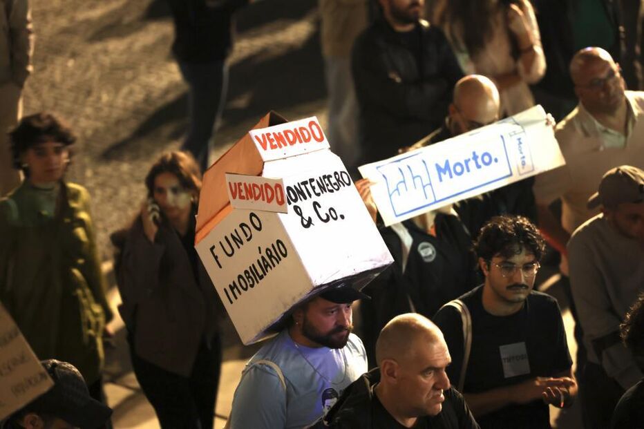 Dezenas de jovens marcam presença na Praça D. João I