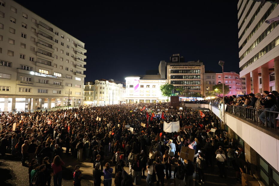 Manifestantes pela habitação concentram-se na Praça da Liberdade, Porto