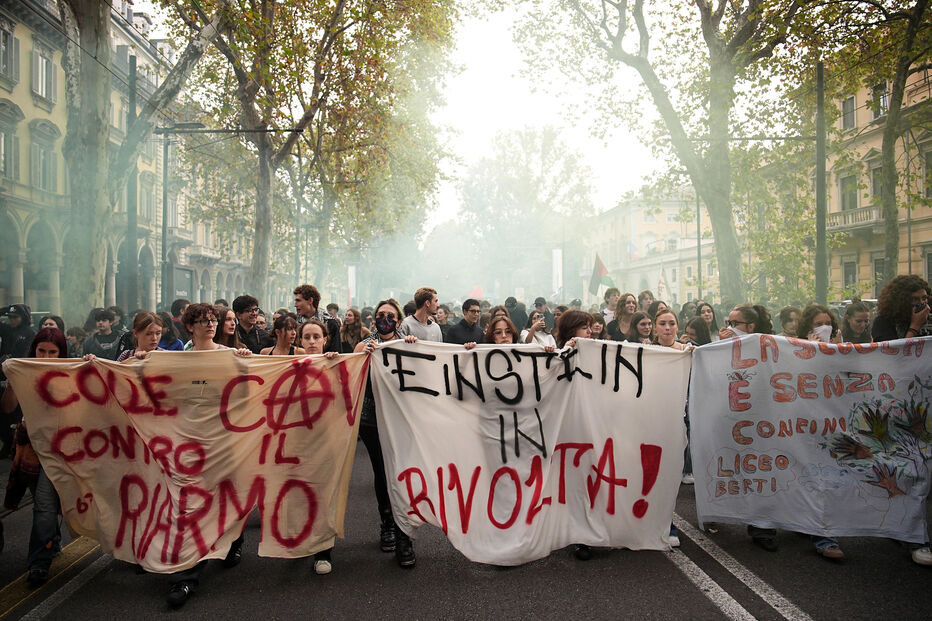 Student demonstrate under the slogan ''do like in France'', in Turin, Italy, Friday, Oct. 16, 2026. (Marco Alpozzi/LaPresse via AP)