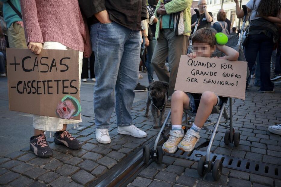 e o reforço dos serviços públicos e das funções sociais