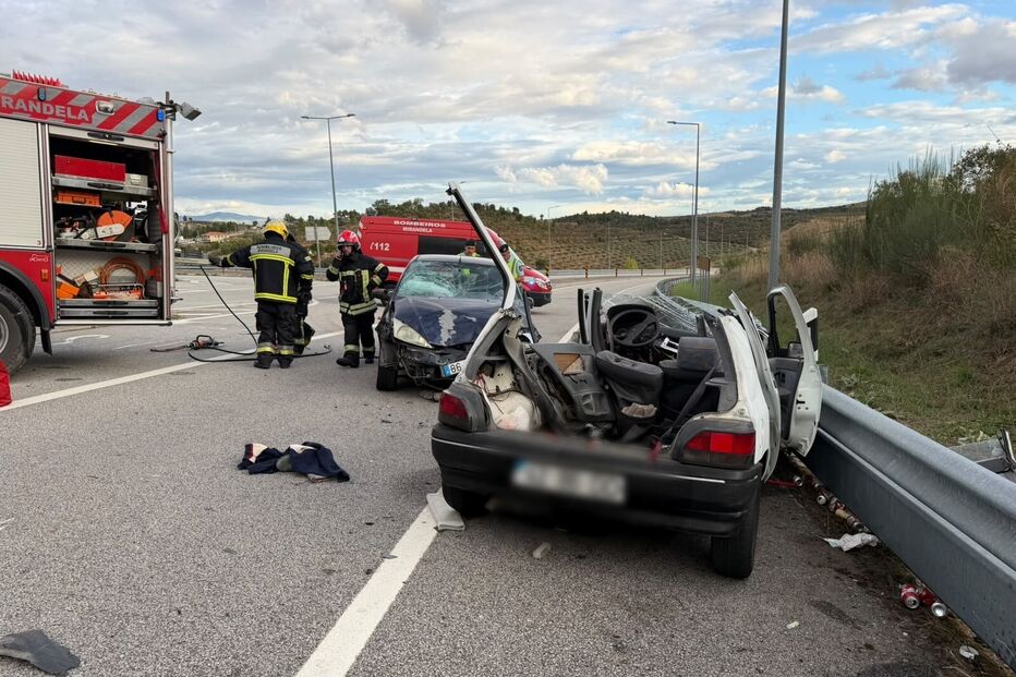 Colisão entre dois carros na EN213
