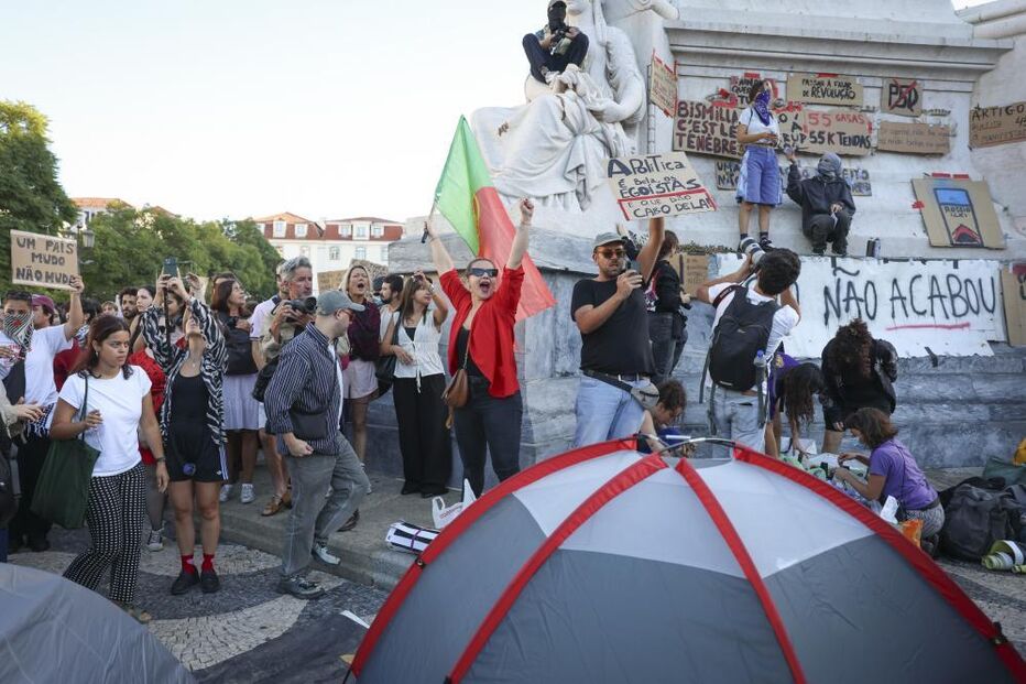 e em solidariedade com a Acampada do Porto, na Praça