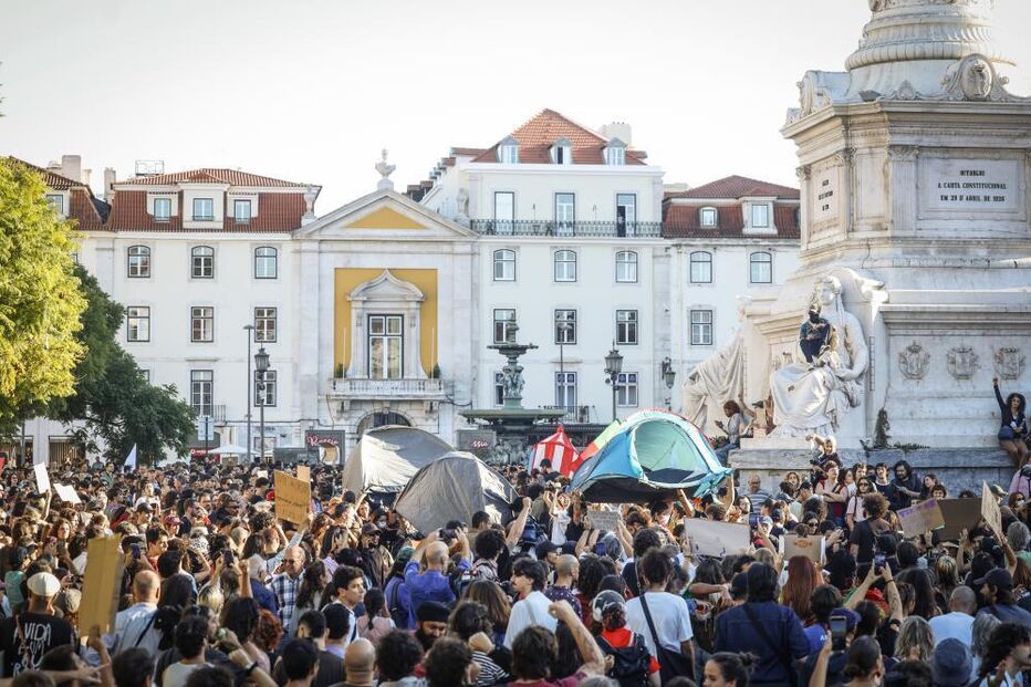 e em solidariedade com a Acampada do Porto, na Praça