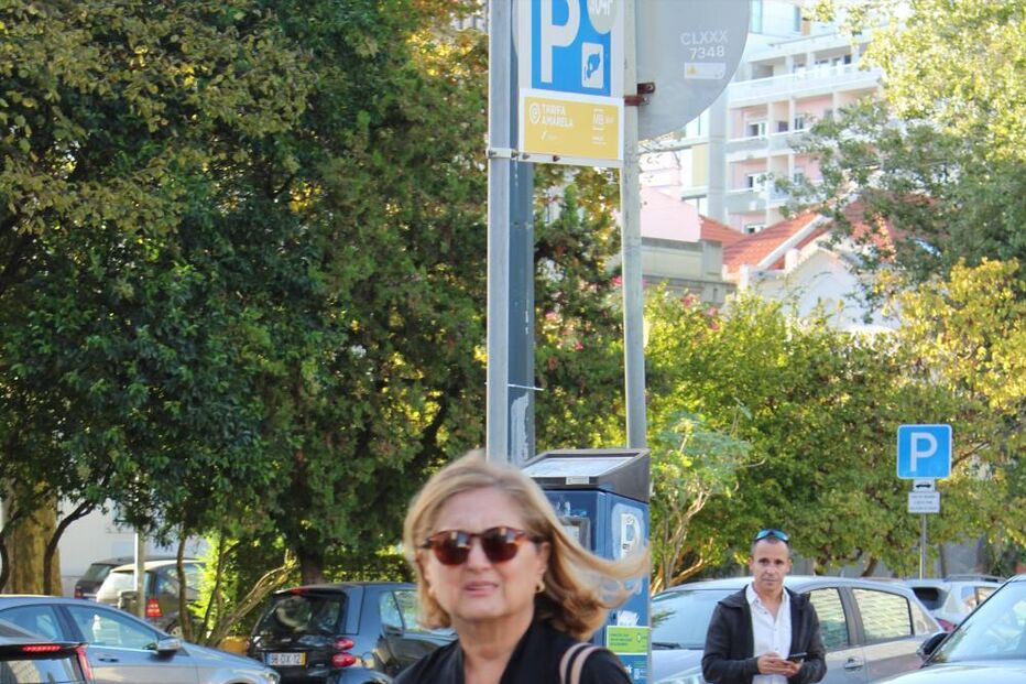 Mulher de preto com mala rosa no velório de Joaquim Letria