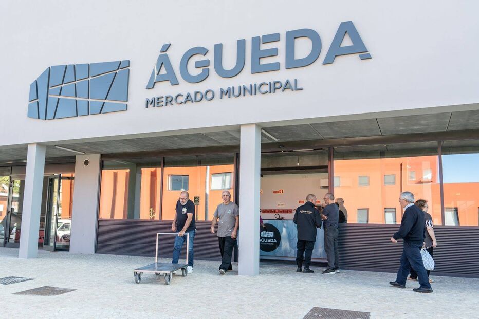 Mercado Municipal de Águeda com pessoas à entrada