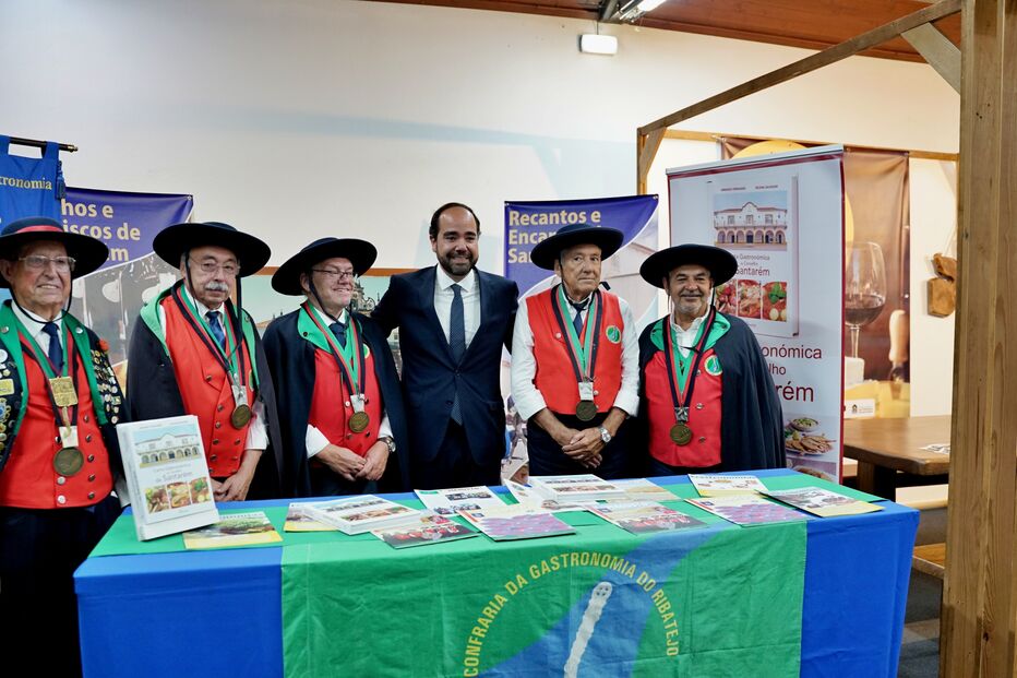 PáJoão Teixeira Leite, autarca de Santarém (ao centro), diz que o Festival mostra que se pode ter hábitos saudáveis e manter a essência da gastronomia portuguesa.