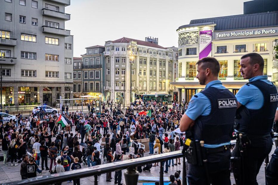 Protesto mobiliza centenas na praça D.João I, no Porto