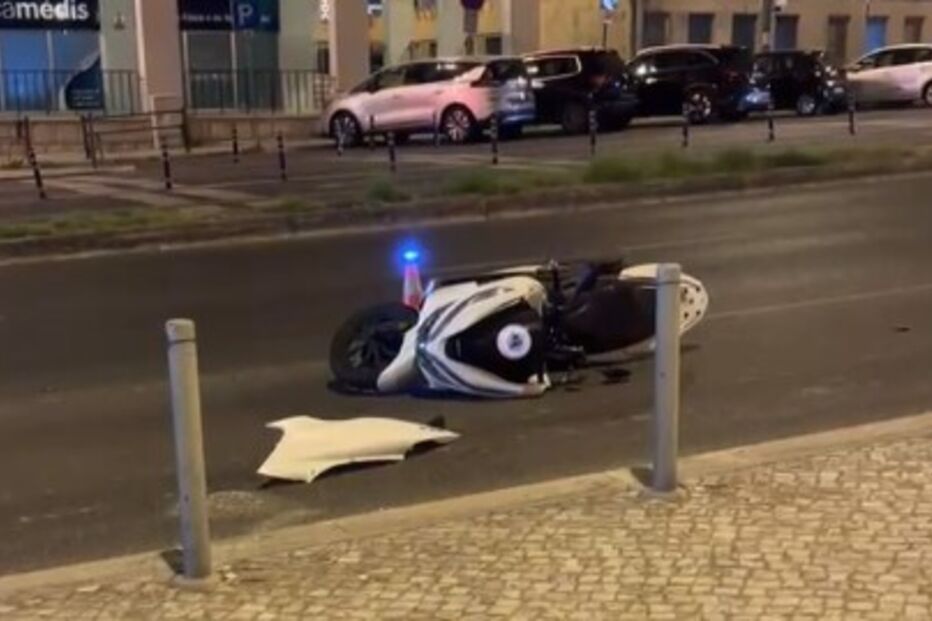 Homem ferido em colisão entre carro e mota em Lisboa