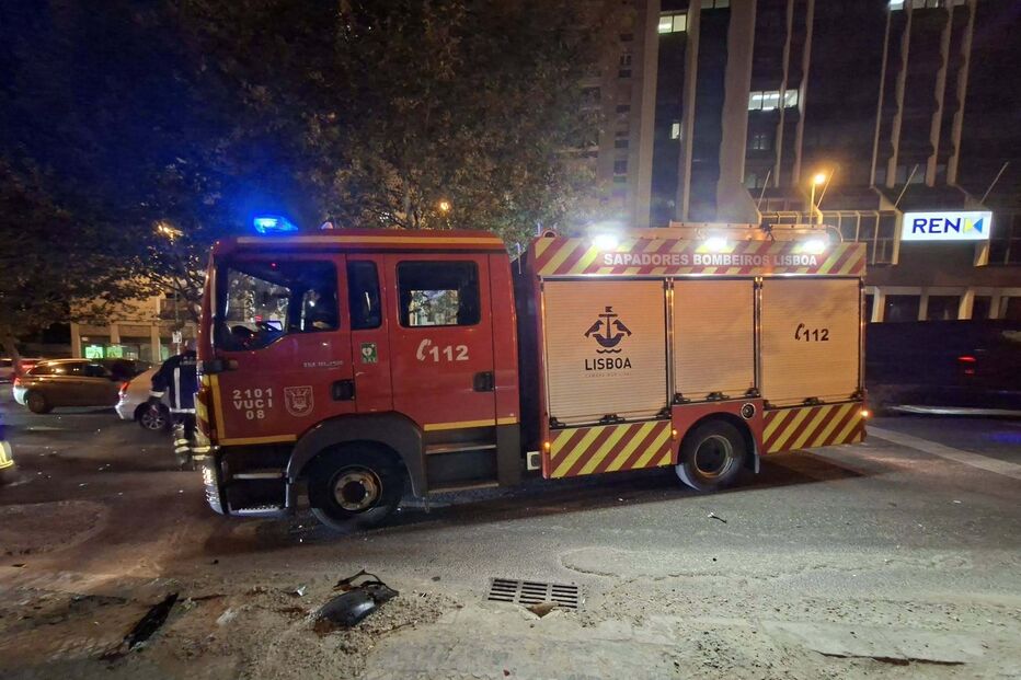 Bombeiros de Lisboa no local de um acidente