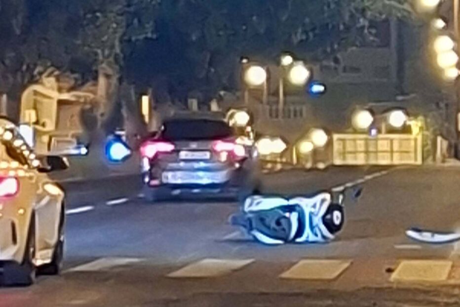 Moto cai na estrada após colisão com carro, condutor foge