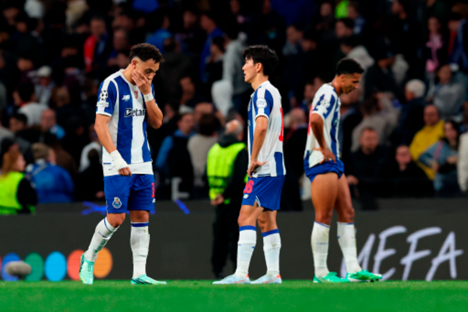 Semblantes carregados dos jogadores do FC Porto após a derrota com o PSV