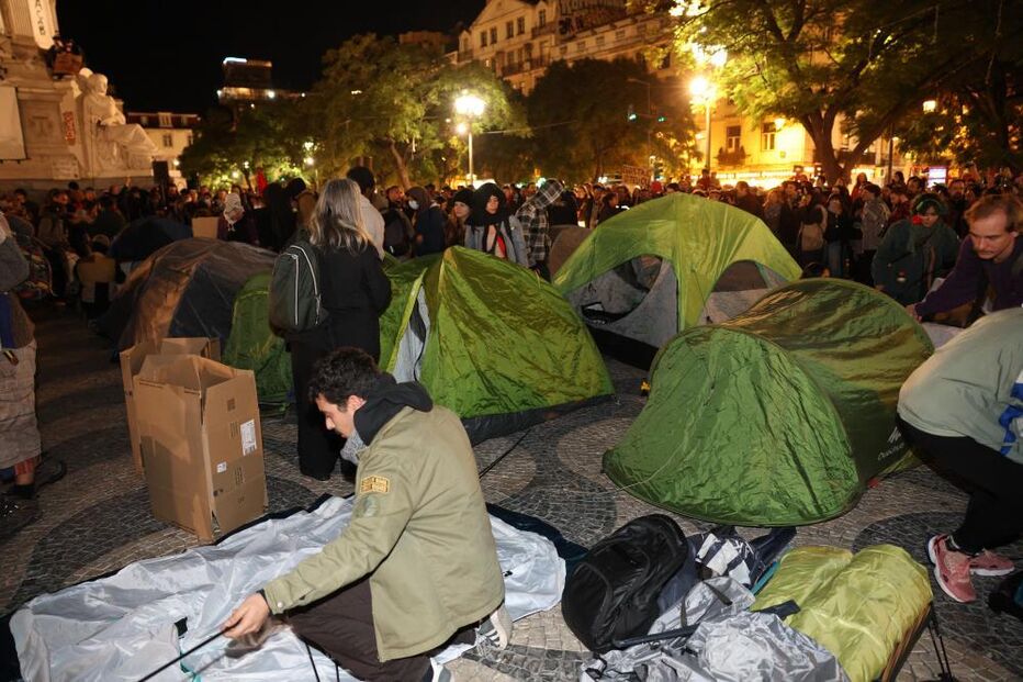 Movimento pelo direito à habitação volta a montar tendas no Rossio, em Lisboa 