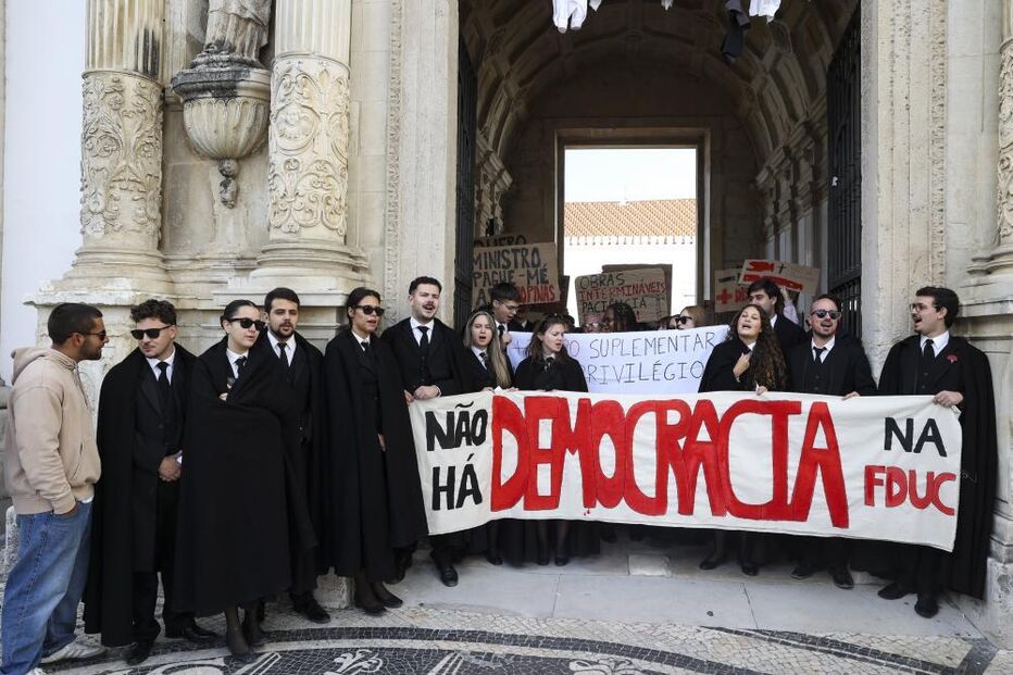 Estudantes da Universidade de Coimbra durante a manifestação contra a