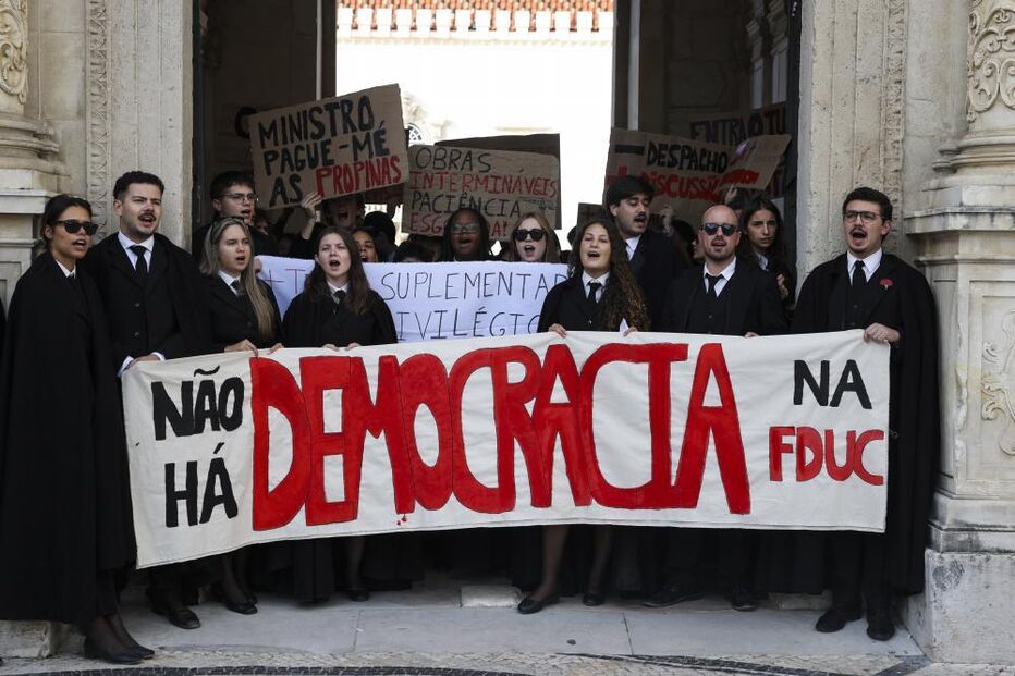 Estudantes da Universidade de Coimbra durante a manifestação contra a