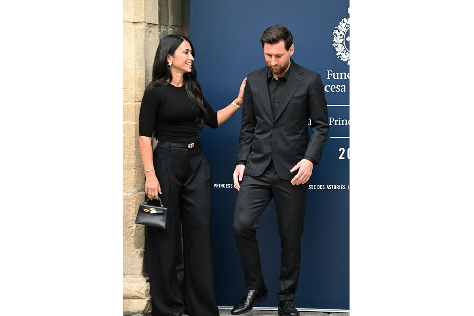 Antonela Roccuzzo and Leo Messi pose for the press outside La Reconquista on 22 October 2026 in Oviedo (Spain). The