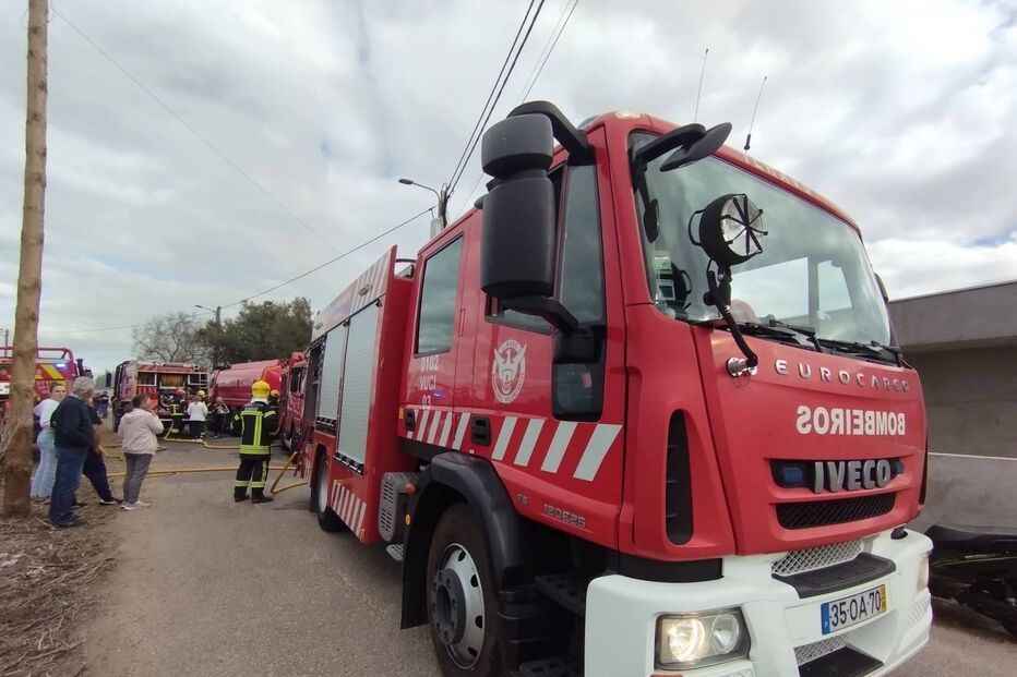 Incêndio destrói casa em Vagos e deixa duas pessoas desalojadas 