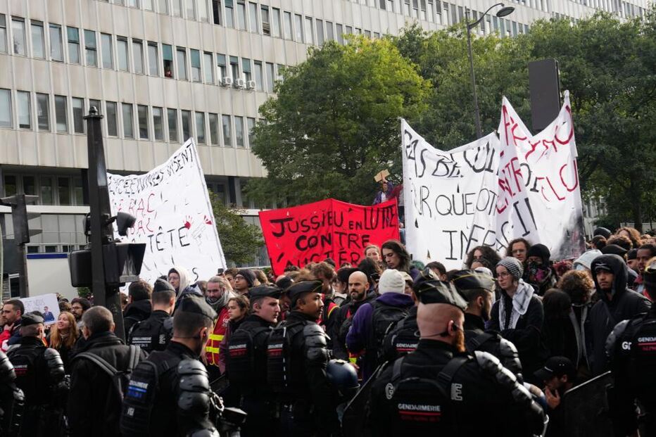 Milhares concentram-se em Paris após tribunal levantar proibição de protestos