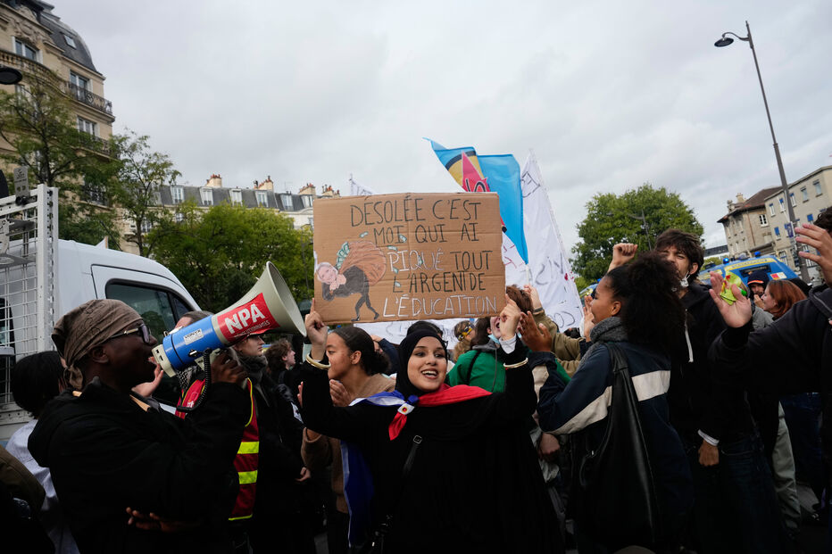 Milhares concentram-se em Paris após tribunal levantar proibição de protestos