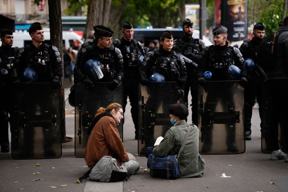 Milhares concentram-se em Paris após tribunal levantar proibição de protestos