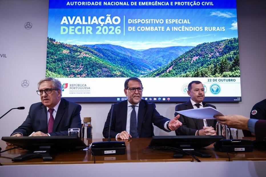 Ministro da Administração Interna, Luís Neves (C), ladeado pelo presidente da Autoridade Nacional de Emergência e Proteção Civil 