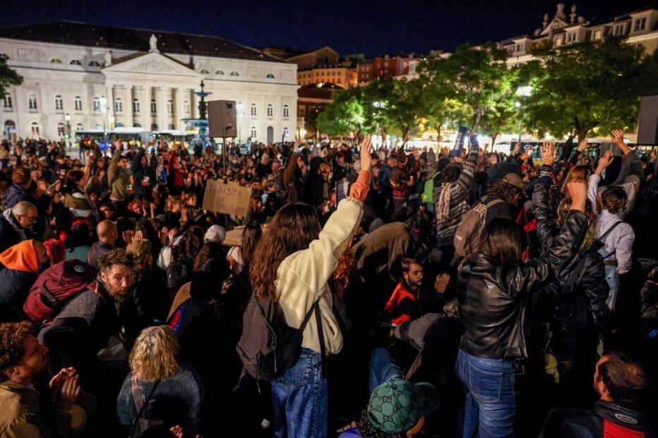 Manifestantes protestam pelo direito à habitação, na Praça do Rossio,