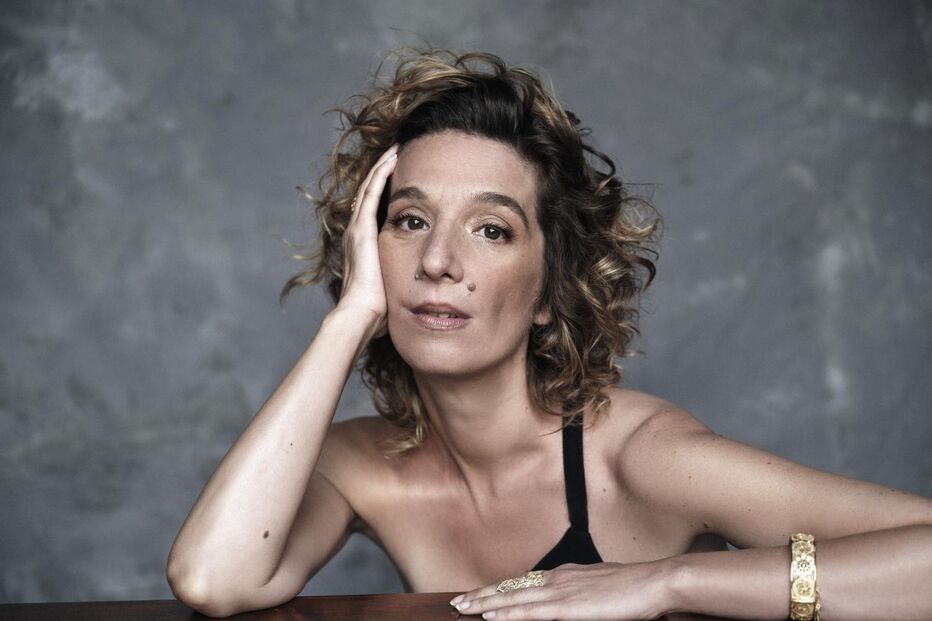 A cantora posa para a foto