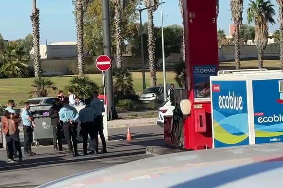 Policiais em posto de gasolina após esfaqueamento em Portela