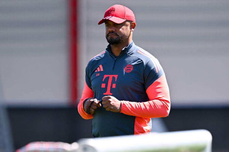 Kompany, treinador do Bayern, acompanha jogo com o PSG na tribuna
