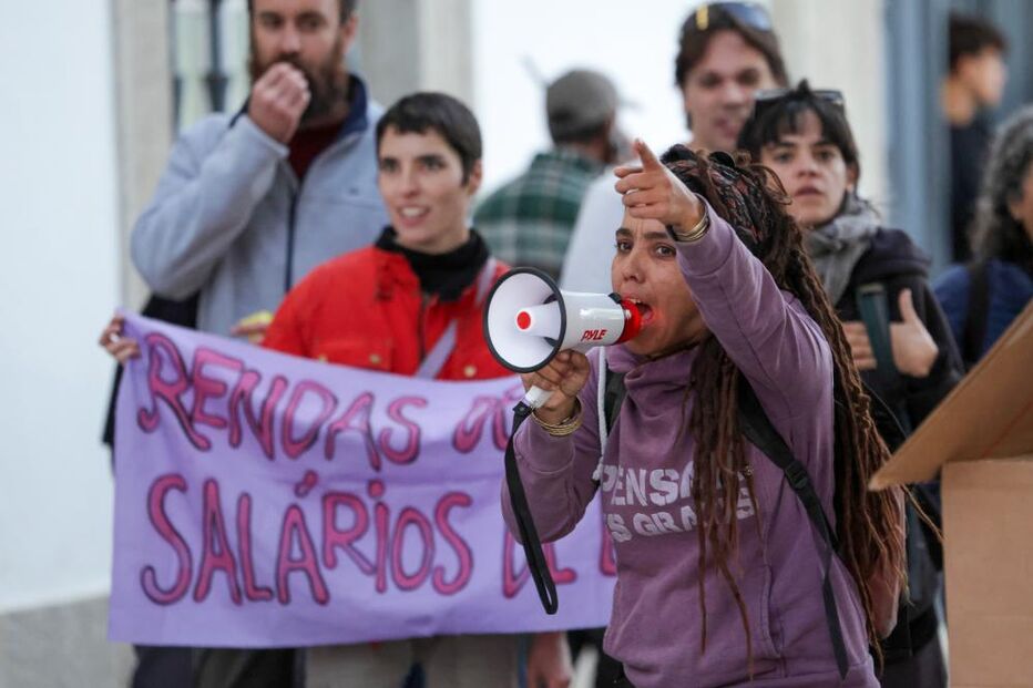 Perto de 100 pessoas voltam a protestar em Évora pela habitação