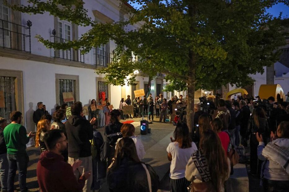 Perto de 100 pessoas voltam a protestar em Évora pela habitação