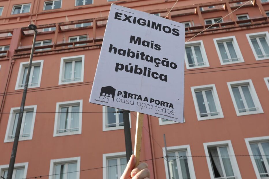 Manifestantes a percorrer a cidade do Porto. Cartazes