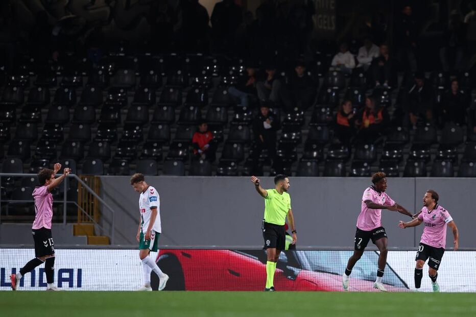 Os jogadores do Vitória de Guimarães festejam um golo contra