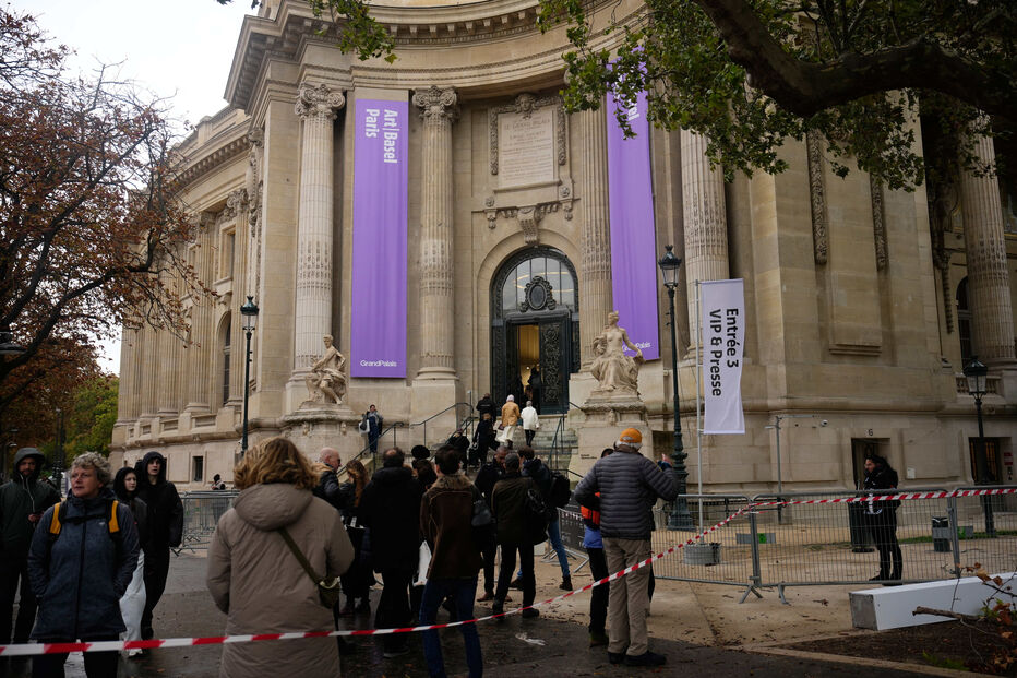 Paris nublada e ensombrada pela ameaça de novos protestos violentos