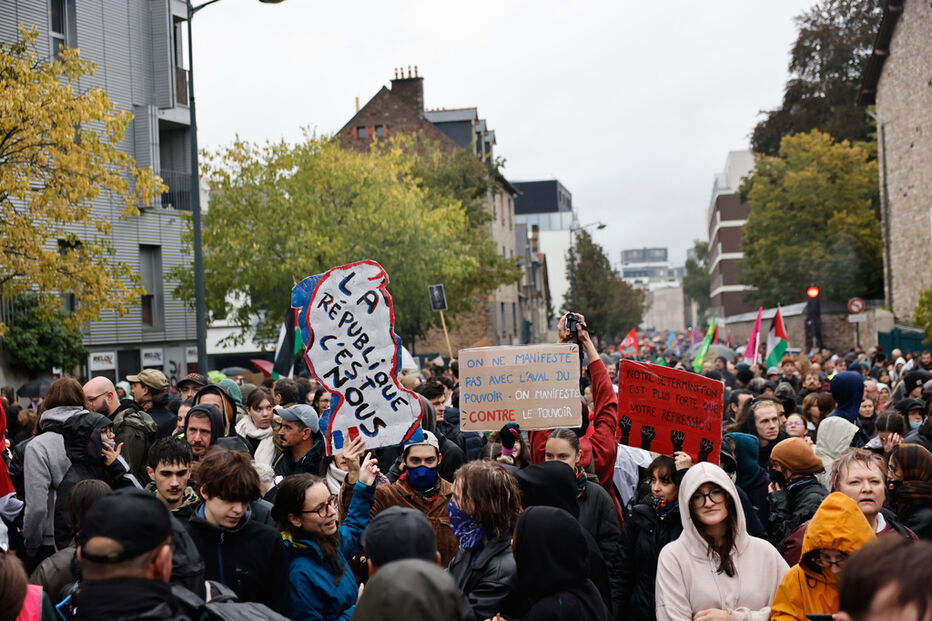 Manifestantes em Rennes, França